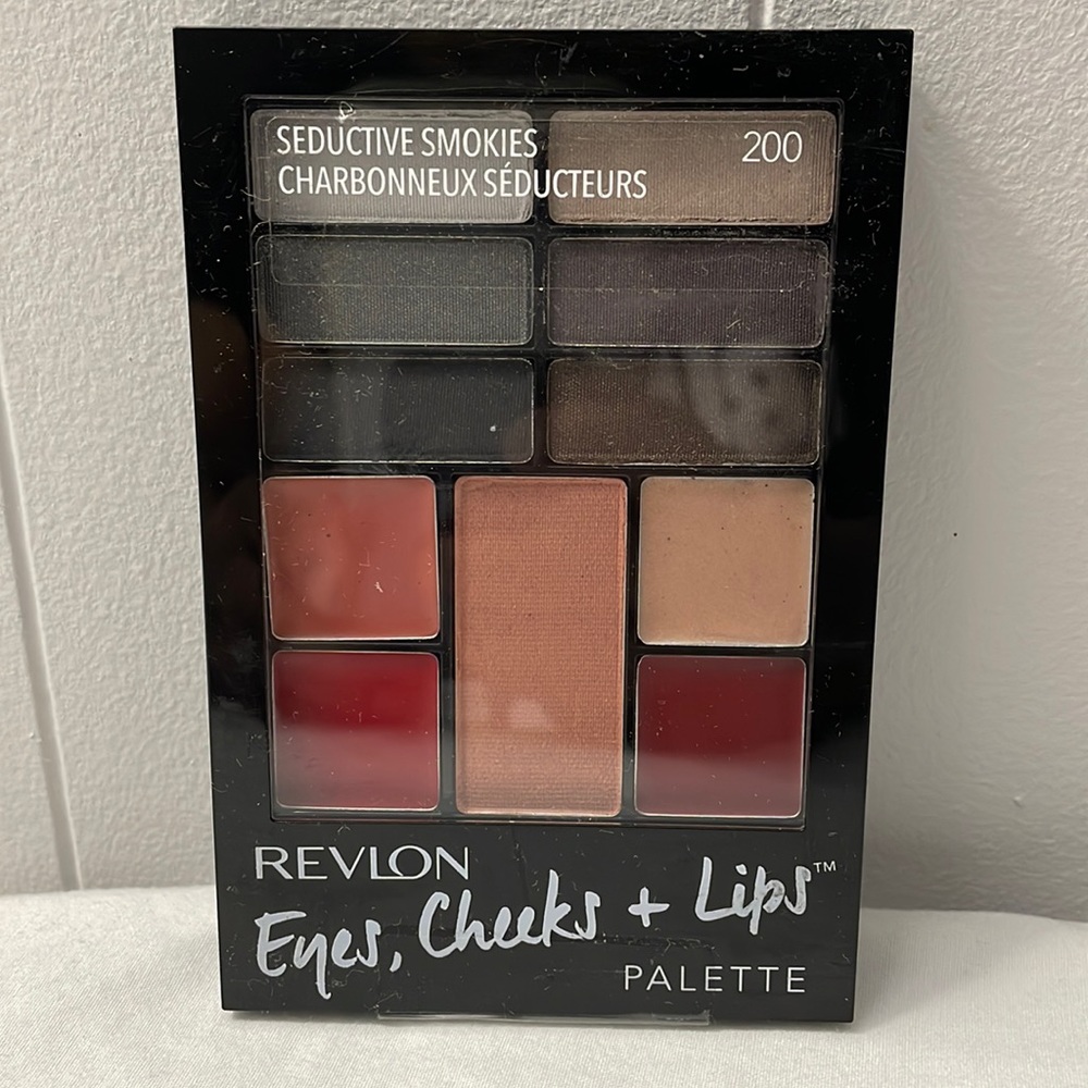 Huge Sale 🎉🎉  Revlon Eyes, Cheeks + Lips Palette 200 BNIB